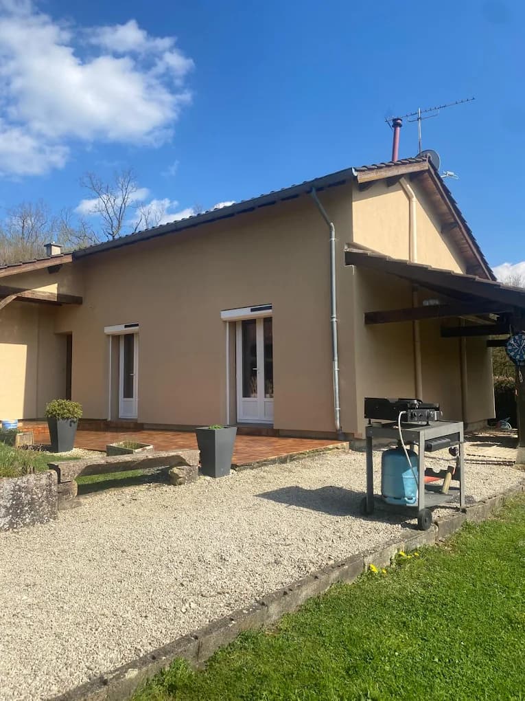 Façade beige avec soubassement dans le Grand Chalon