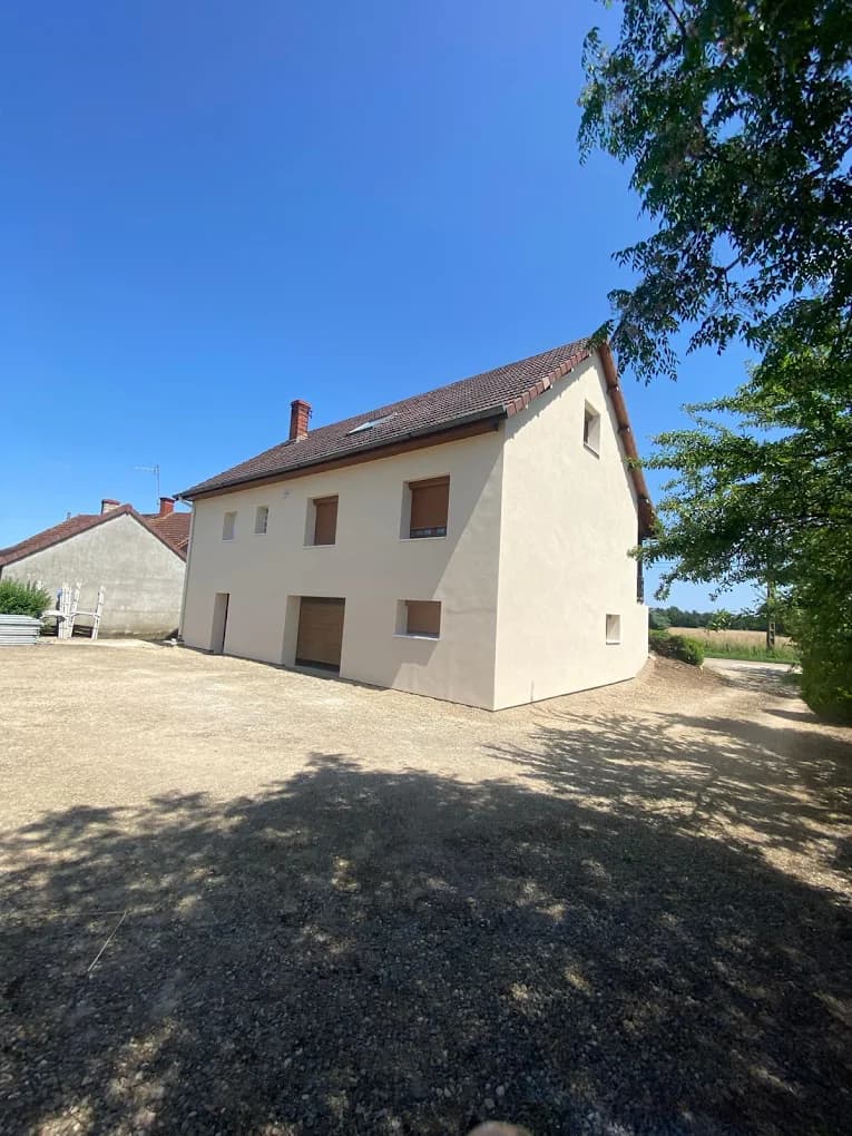 Maison rénovée avec accès cour à Chalon-sur-Saône