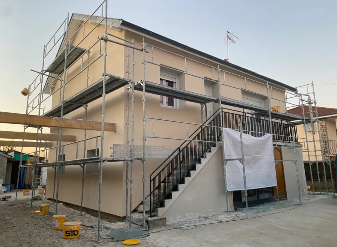 Crépi beige et enduit de façade soigné pour maison en Saône-et-Loire